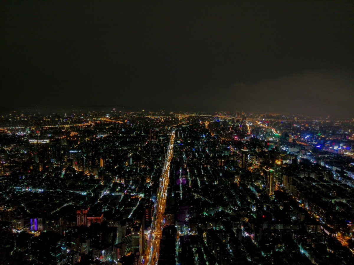 Waazzupppp's tweet photo. Remember that crazy night where all the @htc #HTCTaiwan fans drug us up into #Taipei101 to see the city? #ElevateU #MeetU #HTCLaunch https://t.co/fYD7slJW7S