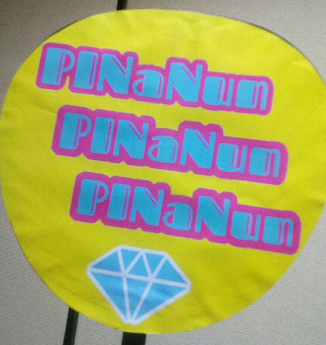 aduchan_'s tweet photo. 雑な作りは許してw(特に村)
あとPINaNunのやつ思ってた色と違った←
あきちょぱいせんにこないだキラキラのうちわご所望されたけど、うちの近くの百均にキラキラのやつなかったwww
ごめん😂
#Kホリ #進撃村 #BTS #PINaNun #SHINee #応援行きます https://t.co/8ZLPTBWMkI