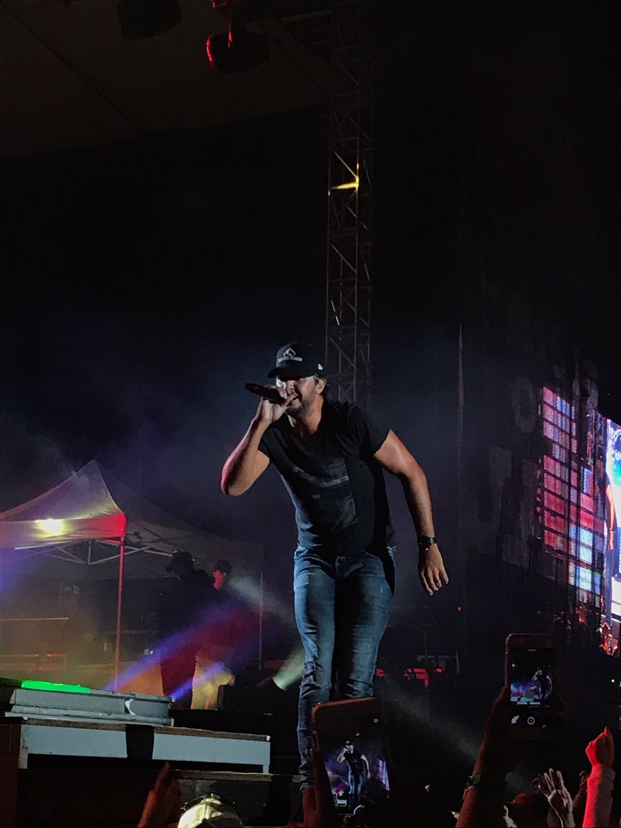 TCountrySource's tweet photo. Luke Bryan at Country Jam, yeah that's my kinda night! 🤘🏻💥@LukeBryanOnline @CountryJam #countryjam2017 #JamWithTCS https://t.co/H3PEhSErsK