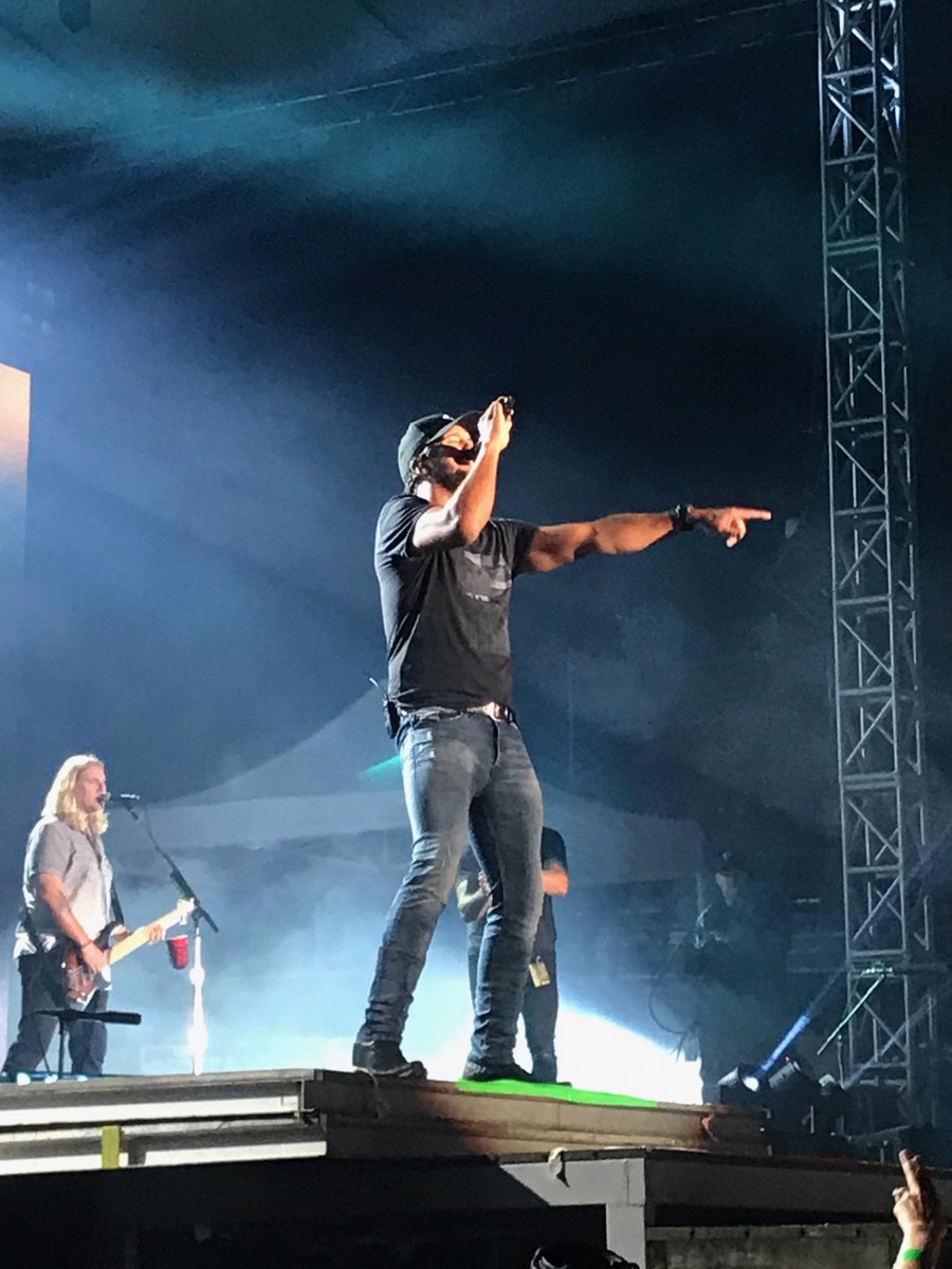 TCountrySource's tweet photo. Luke Bryan at Country Jam, yeah that's my kinda night! 🤘🏻💥@LukeBryanOnline @CountryJam #countryjam2017 #JamWithTCS https://t.co/H3PEhSErsK