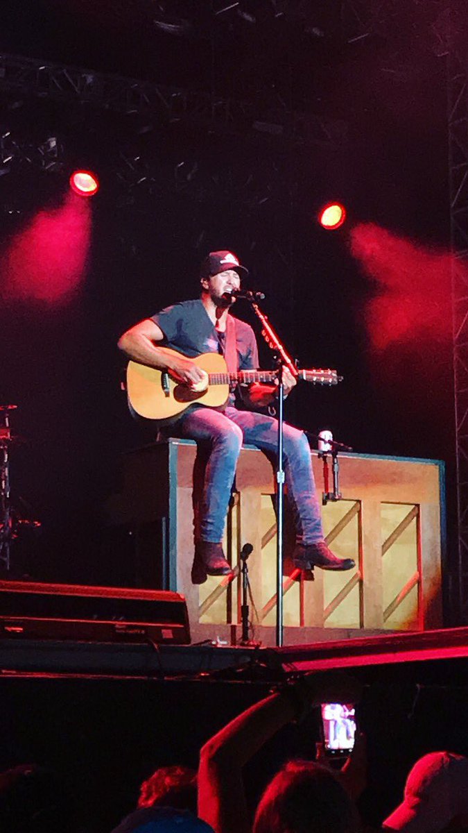 TCountrySource's tweet photo. Luke Bryan at Country Jam, yeah that's my kinda night! 🤘🏻💥@LukeBryanOnline @CountryJam #countryjam2017 #JamWithTCS https://t.co/H3PEhSErsK