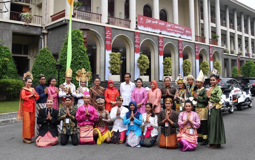 jokowi's tweet photo. Masyarakat kita yg beragam terdiri dari 714 suku, bisa hidup rukun dan damai, karena kita punya Pancasila -Jkw https://t.co/EvgOAiNMyX