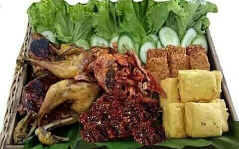 Upaboga's tweet photo. Paket Botram Khas Sunda. Nikmati akhir pekan kamu dengan menyantap kudapan tradisional khas sunda yang disajikan dengan alas daun pisang https://t.co/ceHFDUqMXZ
