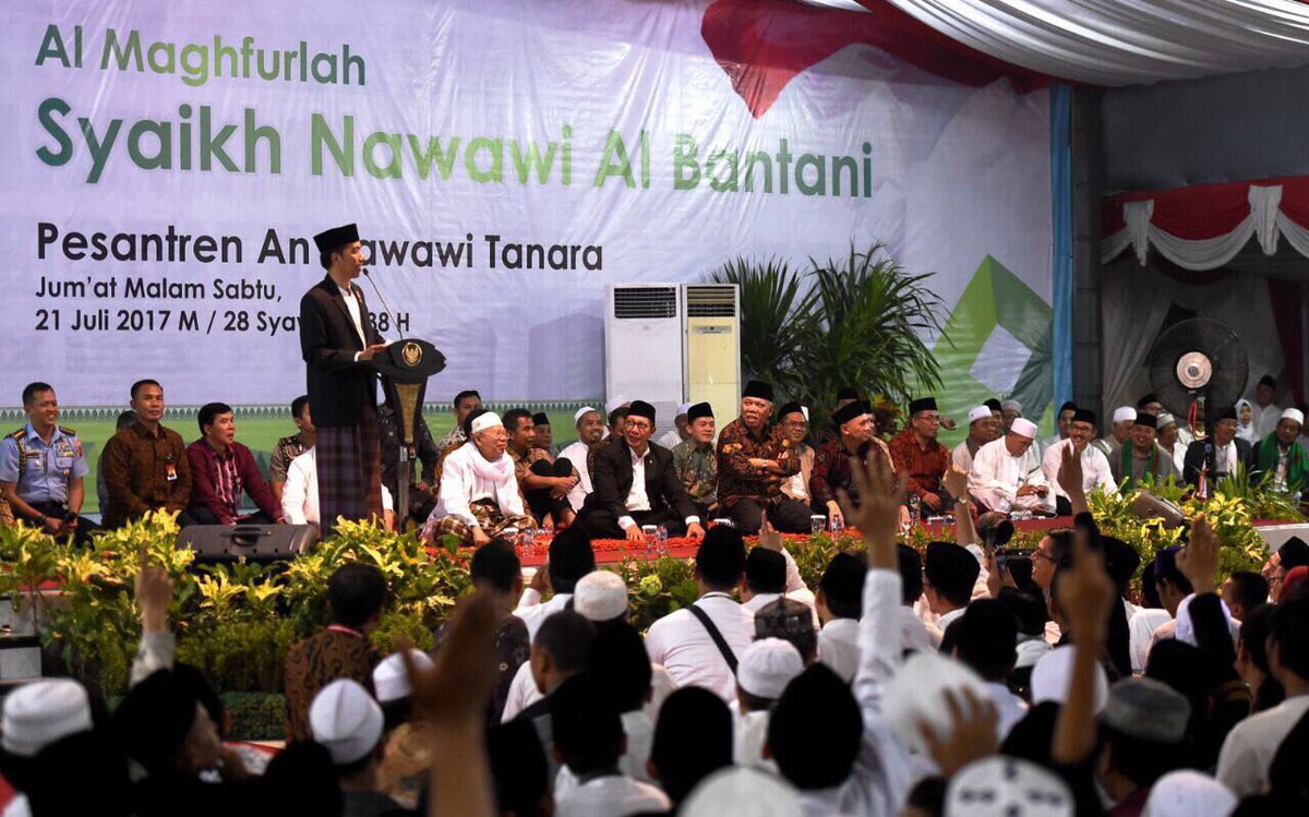 jokowi's tweet photo. Bapak2, ibu2, hingga anak2 khusyuk mengikuti haul Syaikh Nawawi Al-Bantani ke-124, di Serang, Banten. Kita teruskan perjuangannya -Jkw https://t.co/R4Cjsu85q3