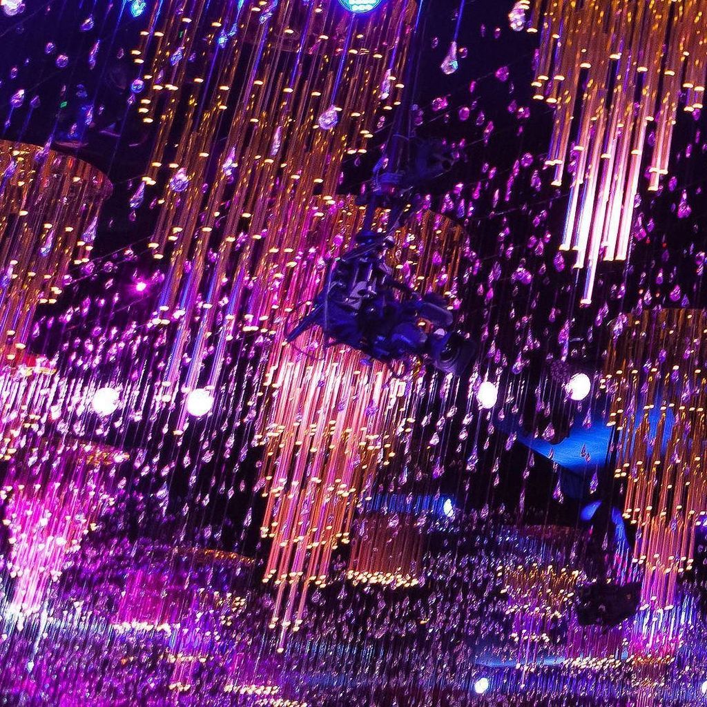 RevelryDesign's tweet photo. The Magic of 100,000 Sparkling Teardrop Crystals Surrounding Gold Chandeliers.
#DazzlingatDolby #RevelryEventDesign
Follow along as we d… https://t.co/UmeMPjGuN5