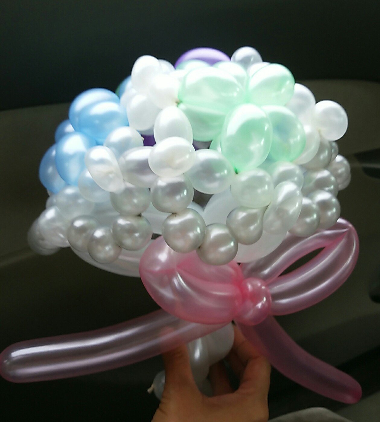 みこぞぅ いばツイの講座で習ったまーち先生の可愛い花束をプレゼント用に復習がてら作ったんだけど 作り方 結構忘れてたなぁs 途中何カ所か割れて誤魔化したし練習必須 他のも練習しないとなぁ バルーンアート いばツイ バルーンまーち 花束