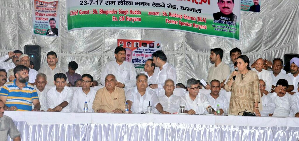OfficeOfDSH's tweet photo. GST दरों के खिलाफ आज करनाल में आयोजित व्यापारी सम्मेलन के दौरान चौ भूपेंद्र सिंह सिंह हुड्डा जी और सांसद दीपेंद्र हुड्डा। https://t.co/Ip2oRG4SeL
