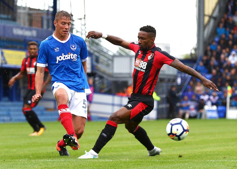 サッカーキング 訃報 試合中にファンが死亡 メディカルスタッフが治療に向かうも願い届かず T Co Fb8tvlngz0 ポーツマス 対 ボーンマス の試合最中にとある事件が起こりました サッカーキング