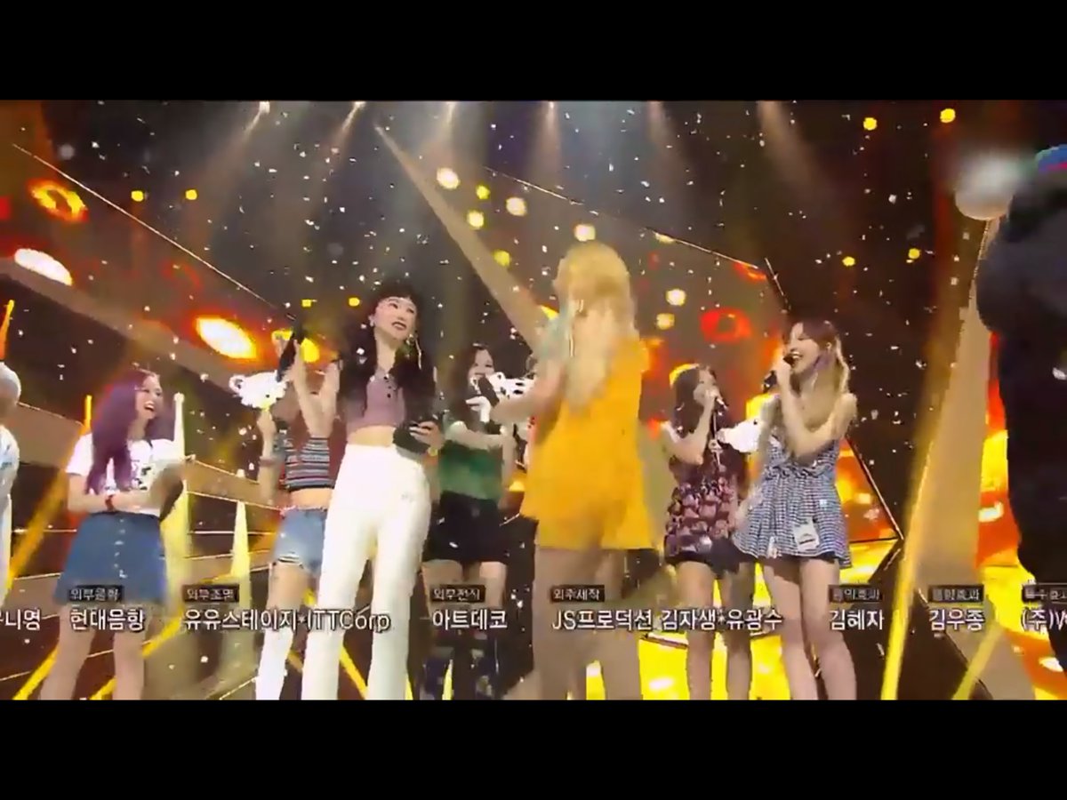 yoonilab_'s tweet photo. TANGINA NYO THIS IS THE INTERACTION OF THE YEAR #RedVelvet5thWin https://t.co/4OKYeWYAvW