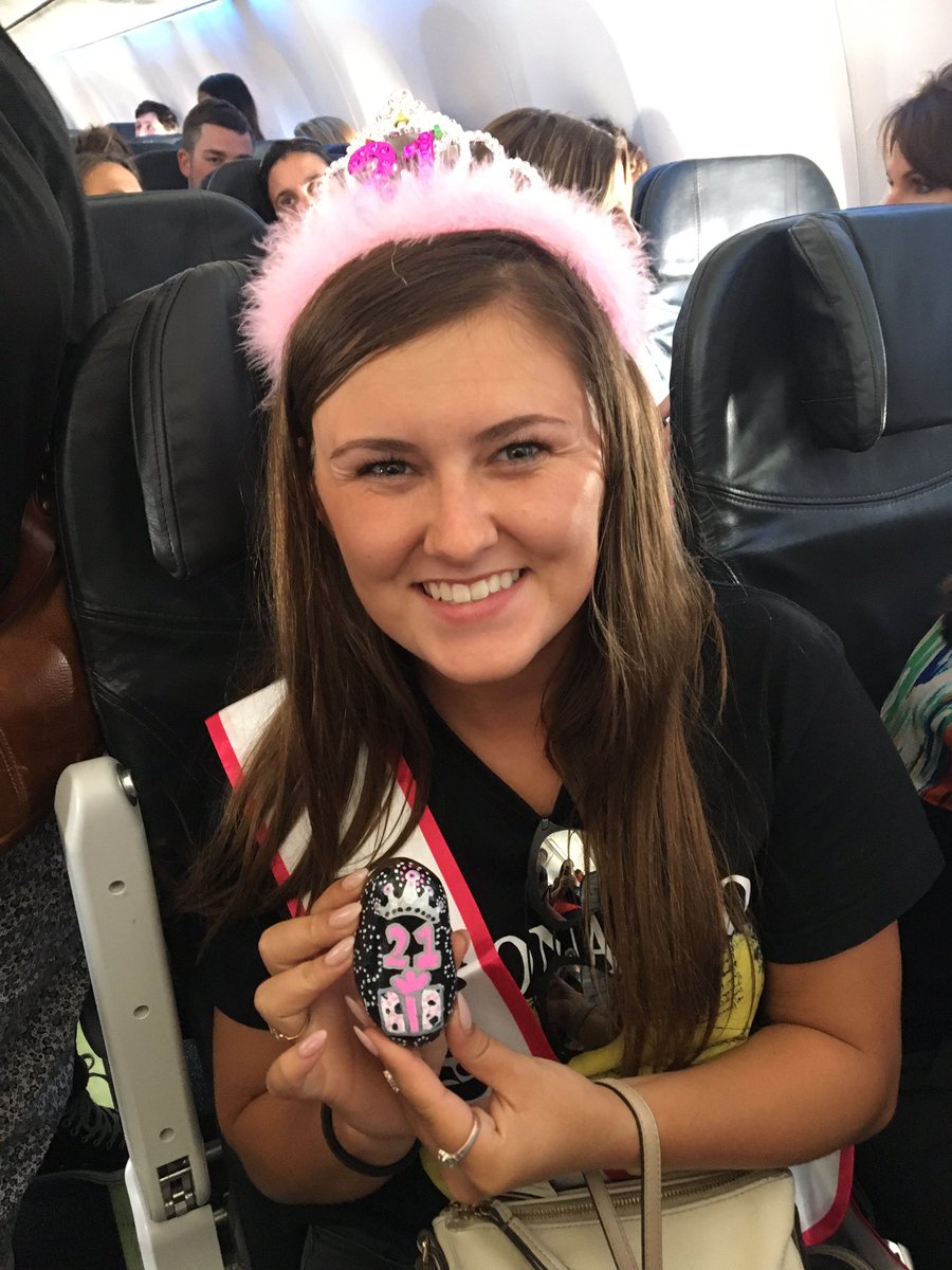 LaceySpaceCasey's tweet photo. @BeKindRockOn when on a plane with a birthday girl you paint a rock just for her #birthdayrocks #spreadkindness #rockpainting #kindnessrocks https://t.co/5OPpL91R4w