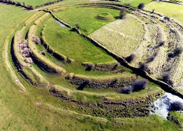 ancientorigins's tweet image. Where the #Fairies Dwell: #Irish #Ringforts in Our World and Theirs - buff.ly/2uJ673e