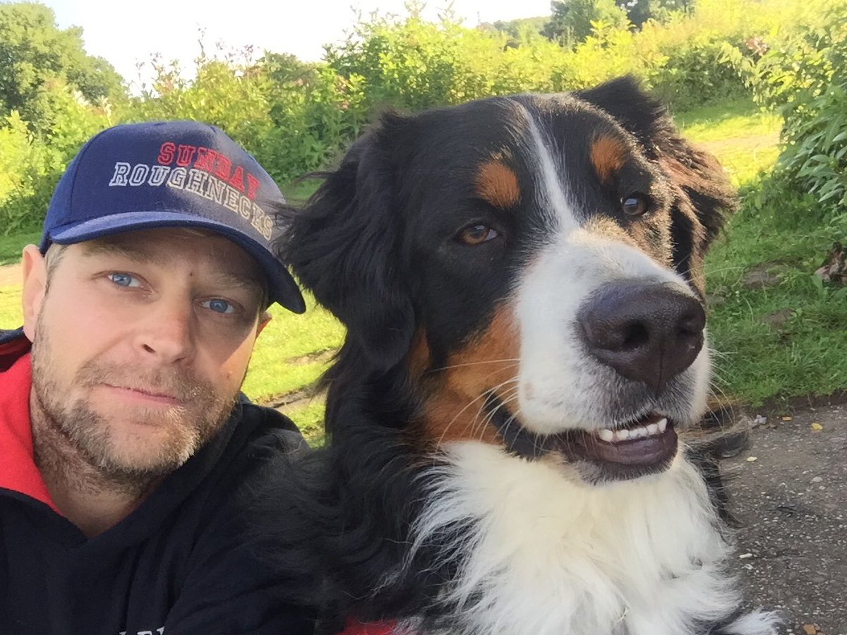 loewefant's tweet photo. @ErMa0603 2 Eichhörnchen hätten gerne Frühstück #Ruhr #Ruhrgebiet #bochum #hund #novembermen https://t.co/2XKWU6zS6h