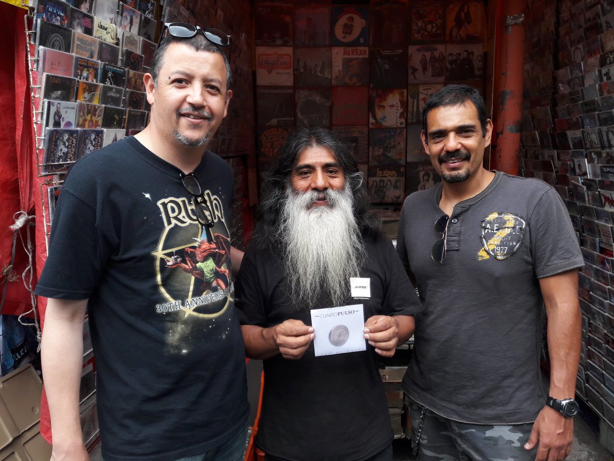 CuartoPulso's tweet photo. Con Ramón García, haciendo entrega del primer álbum de Cuarto Pulso, en el tianguis cultural del chopo!! https://t.co/BYAL4i58HB
