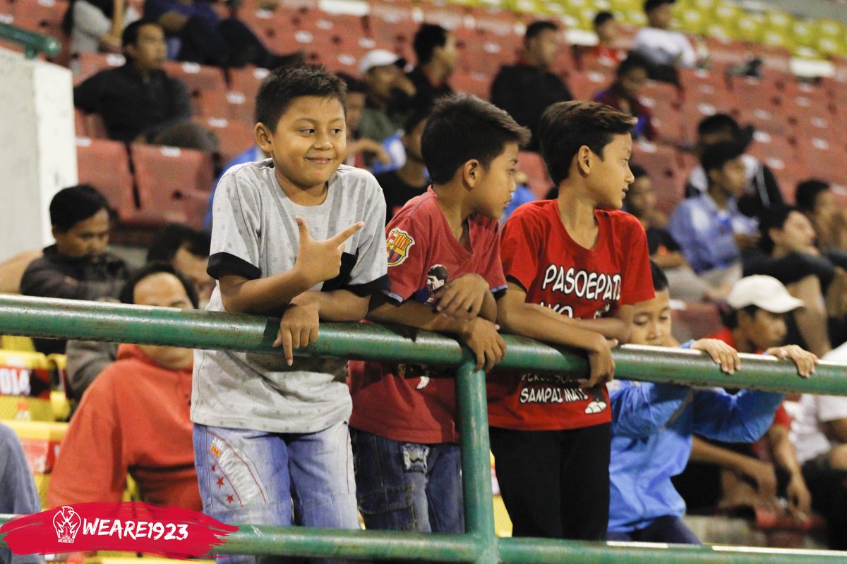WeAre1923's tweet photo. Selamat hari anak Nasional jadikan tribun stadion tempat yang ramah, nyaman untuk anak-anak menikmati sepakbola :) https://t.co/BjJU6G1oGY