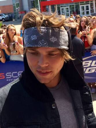 ashtonupdating's tweet photo. https://t.co/3dzeXsipq6