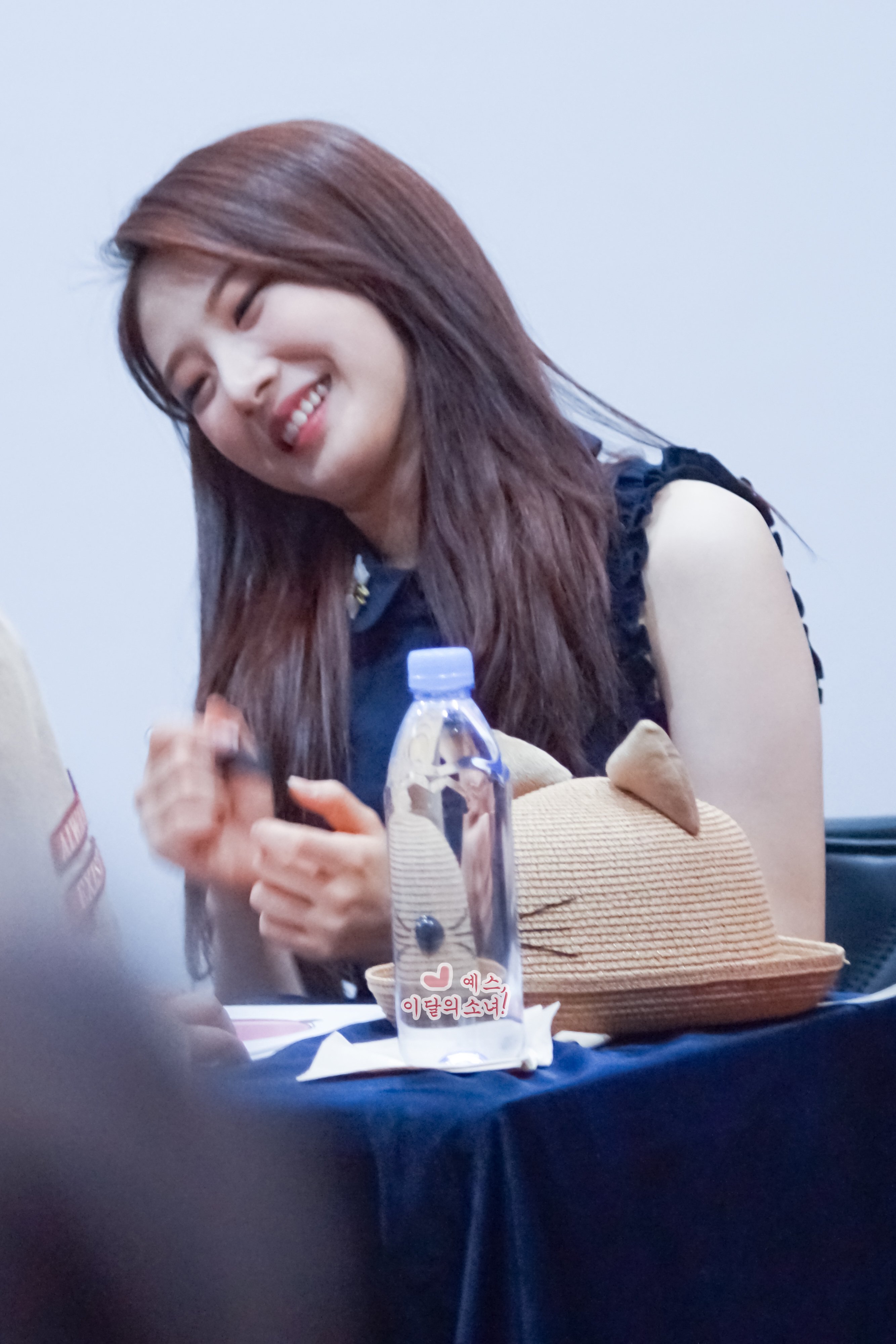 DFZn4CsXUAEYo98.jpg:orig