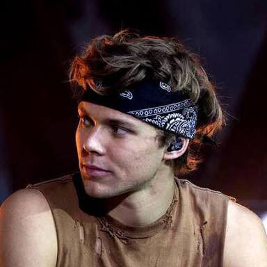 ashtonupdating's tweet photo. https://t.co/Lf2IeBI1OM