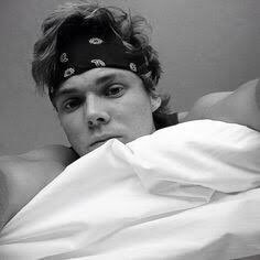 ashtonupdating's tweet photo. yes please https://t.co/96JqpxC6rc