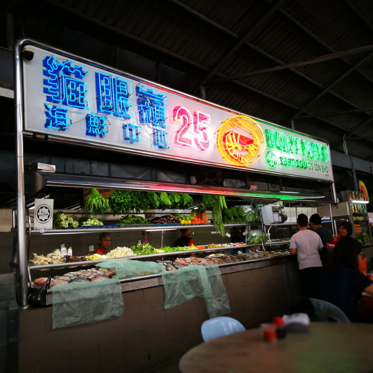 borneo_dish's tweet photo. Top Spot Food Court, Kuching. Which 1 is your favourite store? 😉 @ryanuzair 
#kuching #sarawakfood #sarawak #seafood #foodcourt #foodie https://t.co/mNSDh6MWTk