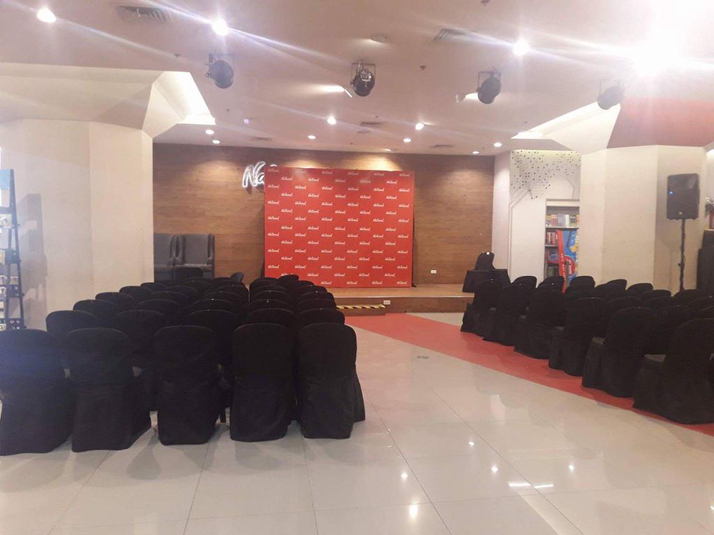 KapamilyaV's tweet photo. HASHTAGSJournal BookSigning plus meet &amp; greet venue! https://t.co/YK1PFqzH70