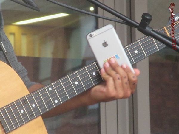 jonmarkovmusic's tweet photo. When you forget to bring a slide to your gig https://t.co/G1tcaIpgs4