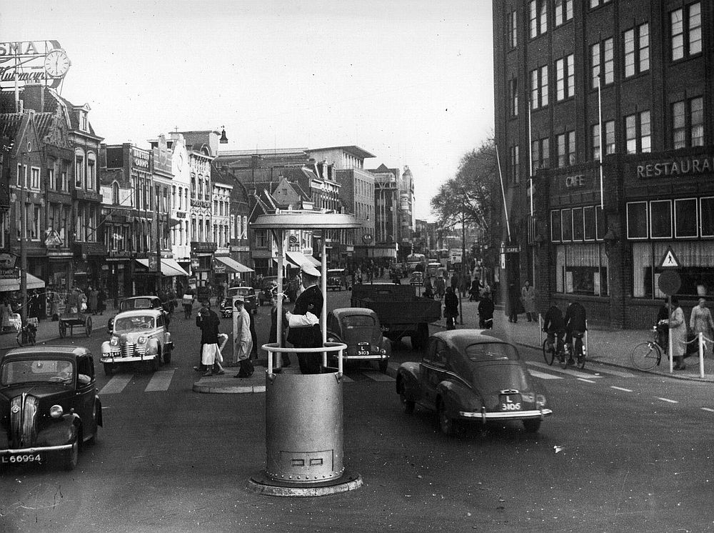 Vredenburg – 1955 | Verkeersagent in huisje op hoek met Rijnkade. Hij kan zo tenminste niet van de sokken gereden worden (HUA)