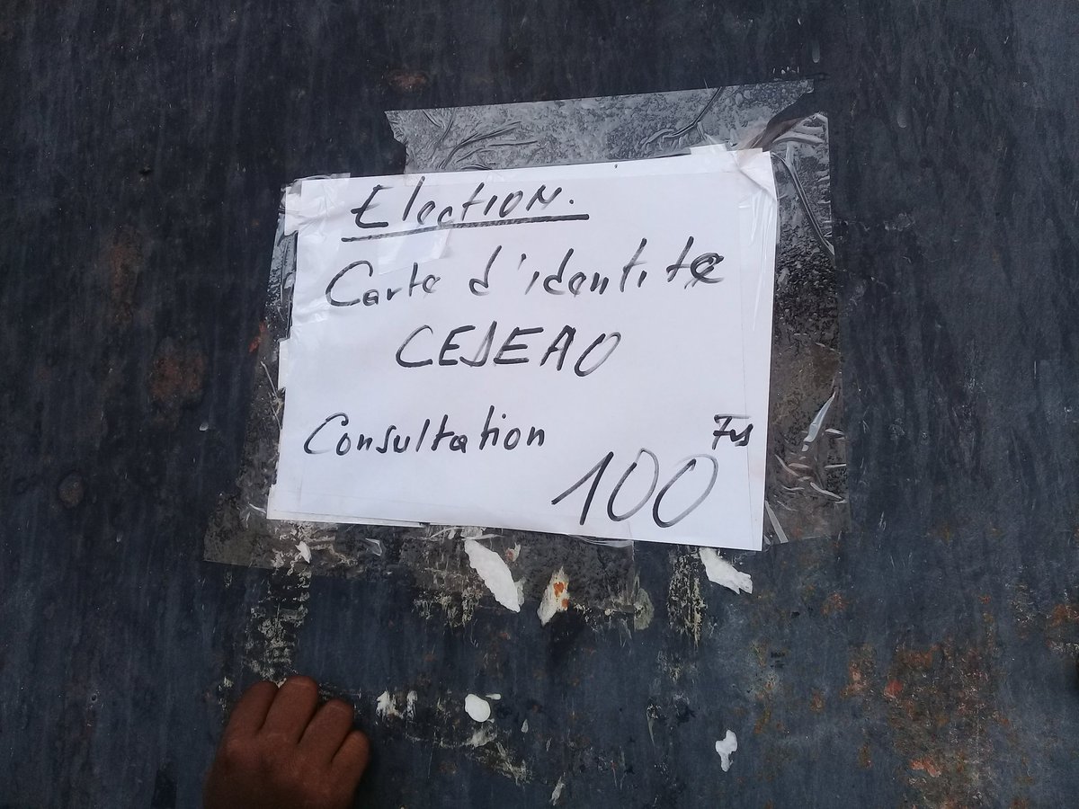 AtouDIAW's tweet photo. 100 frs pour vérifier son lieu de vote. Ça se passe à Keur Massar.
#Senegal #Kebetu #Sunudéputé2017 #LegislativesSN2017 #Legislatives https://t.co/Qtc1aRze9V