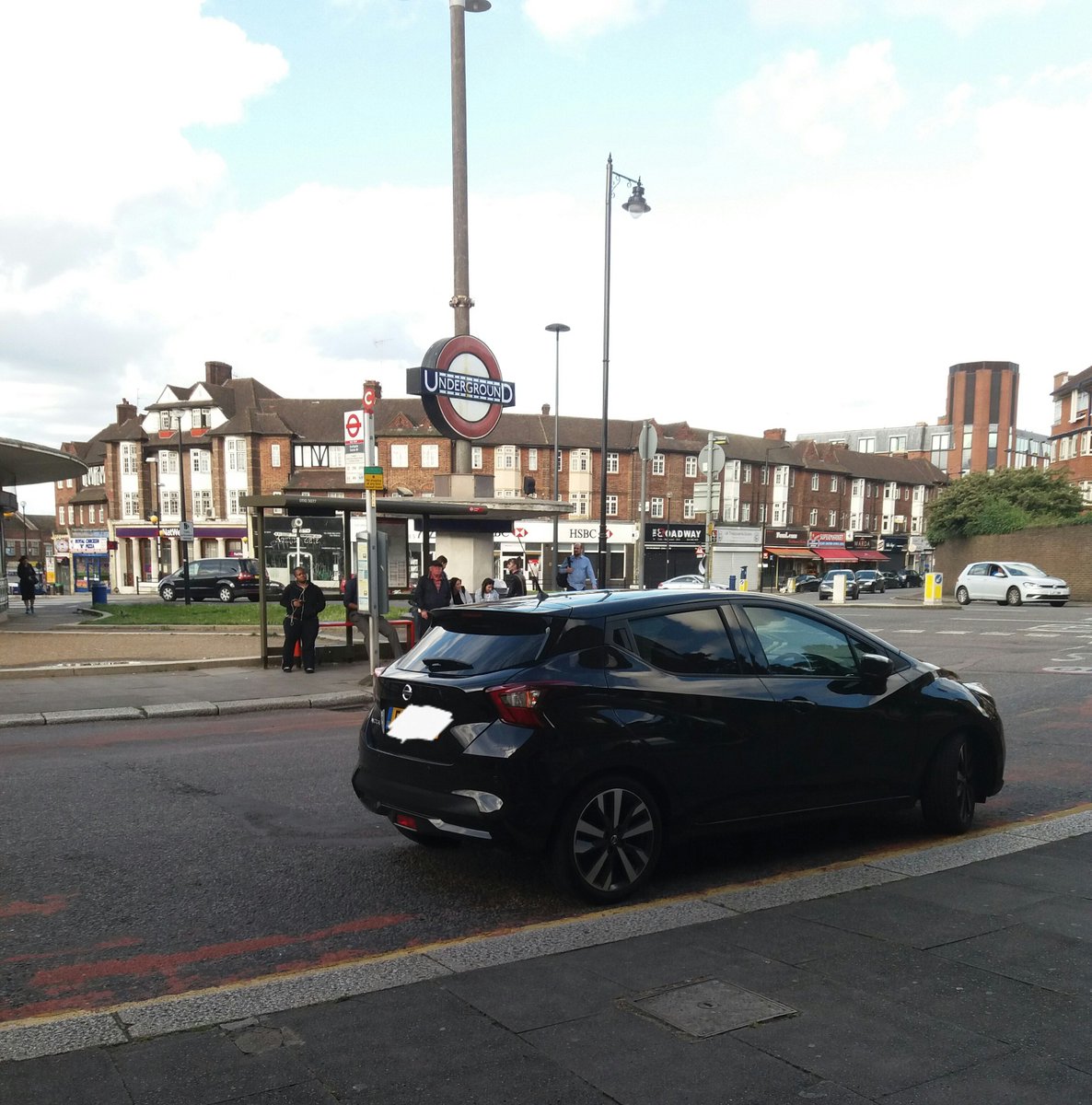 PickadillyGirl's tweet photo. #carwanker decided to park in a bus lane, in a supposedly bus only area (not that anyone enforces it), on the wrong side. #London #Southgate https://t.co/51LCtw1kjj