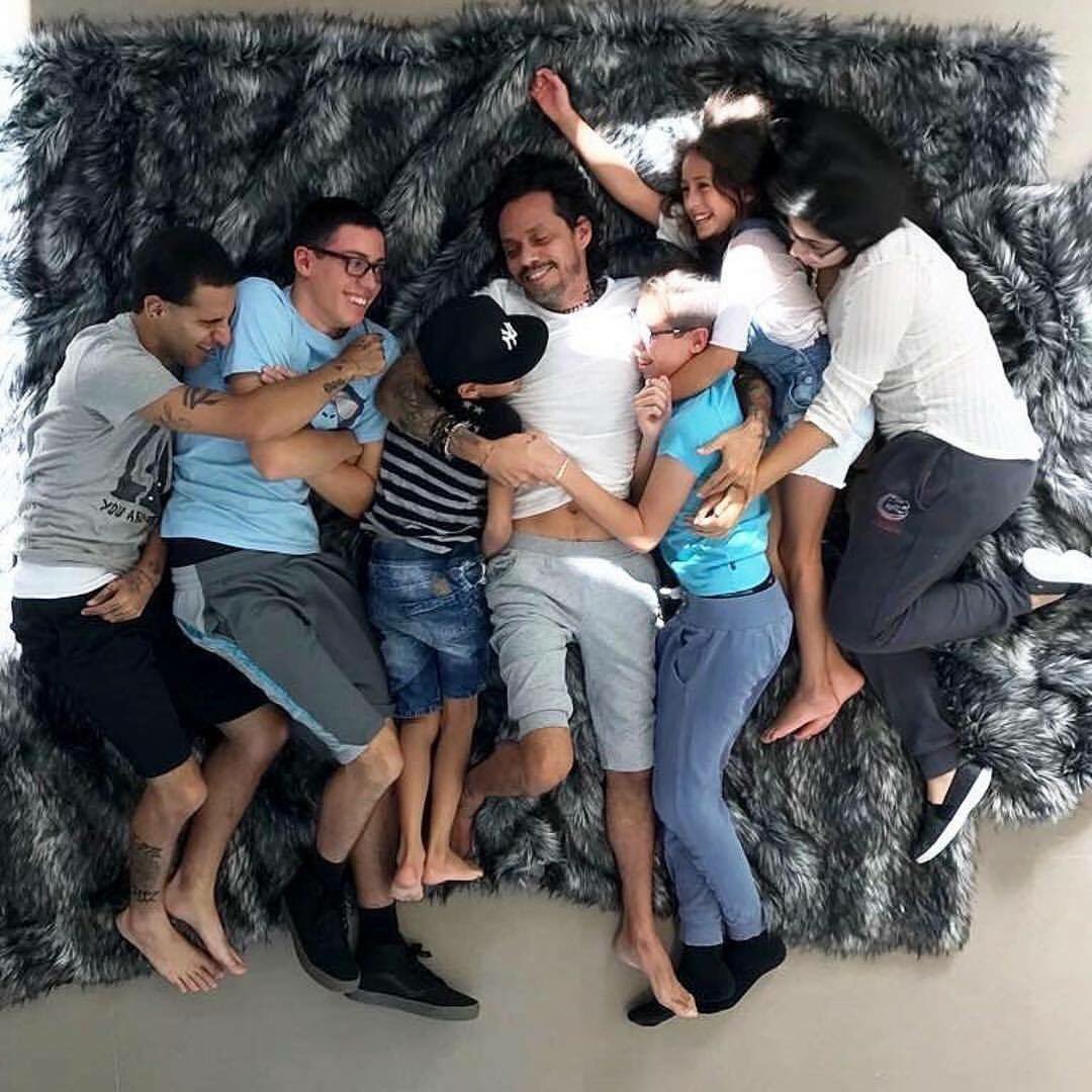 Hermosa familia! ❤️ <a href="/MarcAnthony/">Marc Anthony</a> 
 junto a todos sus hijos!! 😍 #Familia #Love #PiccoloUniverse <a href="/JLo/">jlo</a>