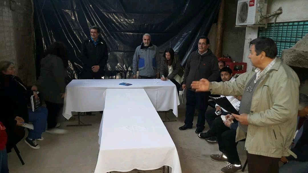 urquizadaniel's tweet photo. Muchachos no insulten a #Perón y #Balbín Roberto Lucas (ex Candidato a Presidente del PJ Las Heras) junto al Intendente #RadicalPro #Orozco https://t.co/PBqZEL5AKM