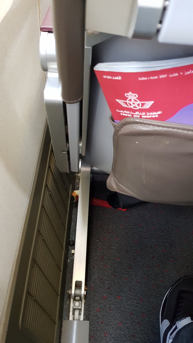 sixword_'s tweet photo. @royalairmaroc un petit coup de nettoyage avant d'embarquer les voyageurs ça fait pas de mal ! #AT761 https://t.co/w6FxVDUmNw