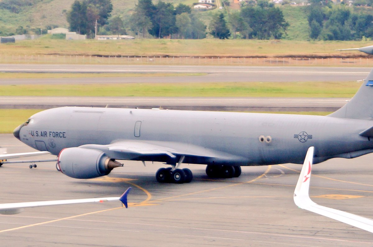 C 135 de la <a href="/usairforce/">U.S. Air Force</a> en Medellín @De_aviacion <a href="/Speedbird007/">World Aviation 🌍</a> <a href="/ArgIntlSpotters/">Spotters Group Arg✈</a> <a href="/SpottersArg/">Vuelos y Spotters ✈</a> <a href="/n_larenas/">Nicolás Larenas ✈️</a>