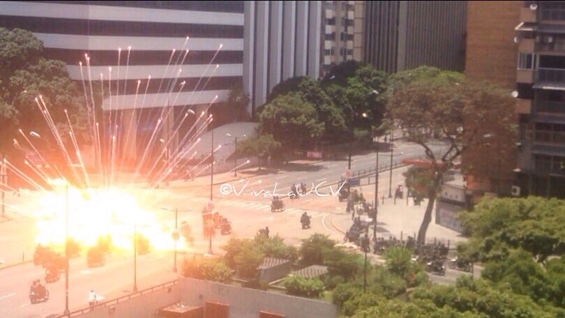 ElUniversal's tweet photo. Vía @VivaLaUCV:  fuerte detonanción de explosivos en la Plaza Altamira hiriendo a varios PNB 12:45pm #30Jul https://t.co/sMQZkrtaSD