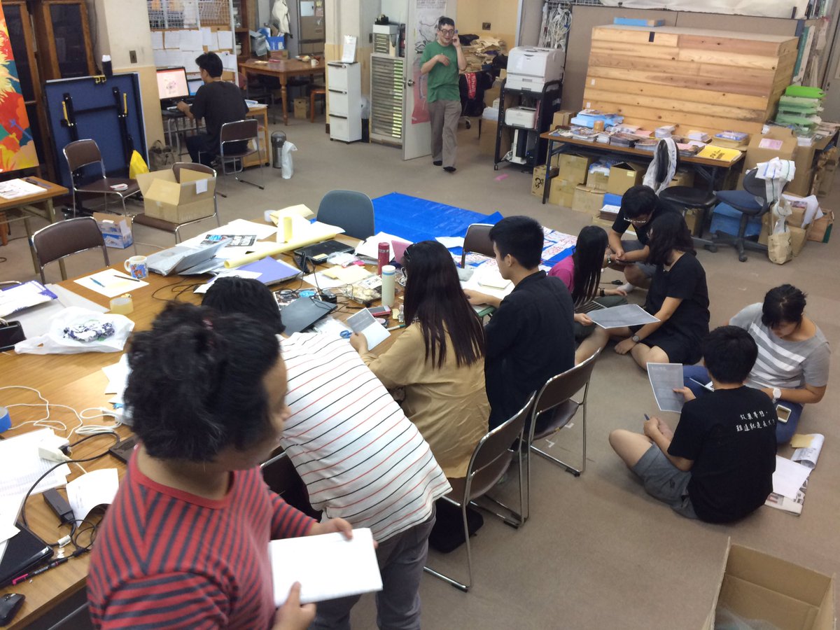 TOKYO_APDEC's tweet photo. 準備も大詰め。終電近くまで準備です。台湾から手伝いに来てくれた人が今日はさらに増えました。日本語、中国語、英語が飛び交っています。 #APDEC #教育 https://t.co/w1yipiOIMQ
