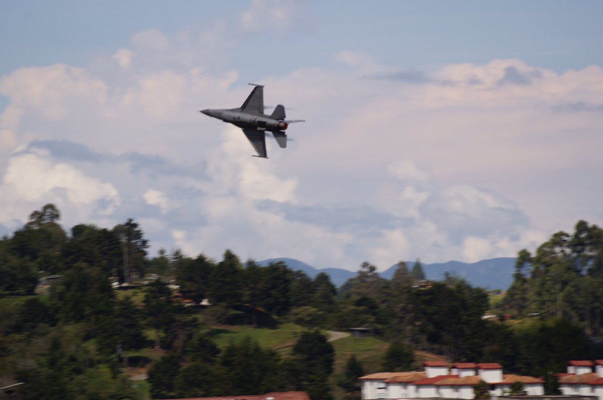 F16 de la <a href="/usairforce/">U.S. Air Force</a> sobrevolando el aeropuerto de Medellin <a href="/Speedbird007/">World Aviation 🌍</a> @De_aviacion <a href="/ArgIntlSpotters/">Spotters Group Arg✈</a> <a href="/SpottersArg/">Vuelos y Spotters ✈</a> <a href="/n_larenas/">Nicolás Larenas ✈️</a>
