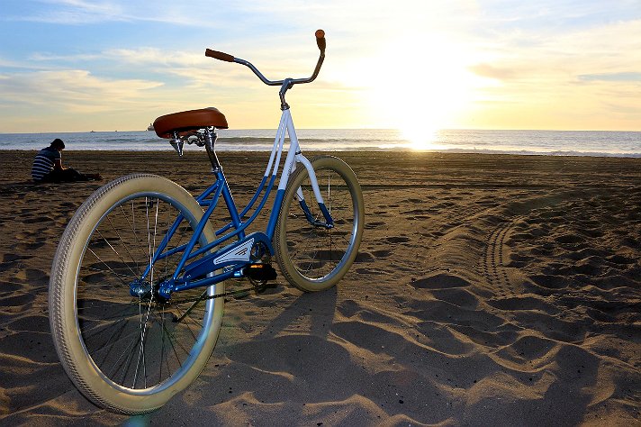 discoverLA's tweet photo. ICYMI: This is how you explore L.A. beaches by bike 🚲 https://t.co/pTIacGqDUj Let the Sunday Funday begin! 😉 #losangeles #sundayfunday https://t.co/zHmDYndWKi