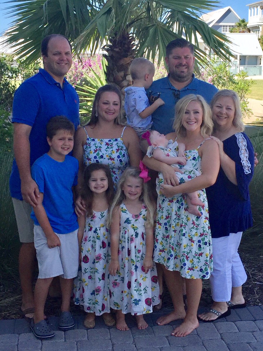 KRoznovsky's tweet photo. Vacation is only fun with ALL the little rascals. #familyselfie #AESSummerFun https://t.co/jHrLnegkfS