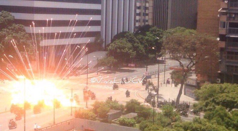 AnaDemendoza_'s tweet photo. #BREAKING: Police officers and protesters injured in Caracas after explosion/bomb in anti-government protest #30Julio #VenezuelaVotaHoy https://t.co/ATo9uuQdPT