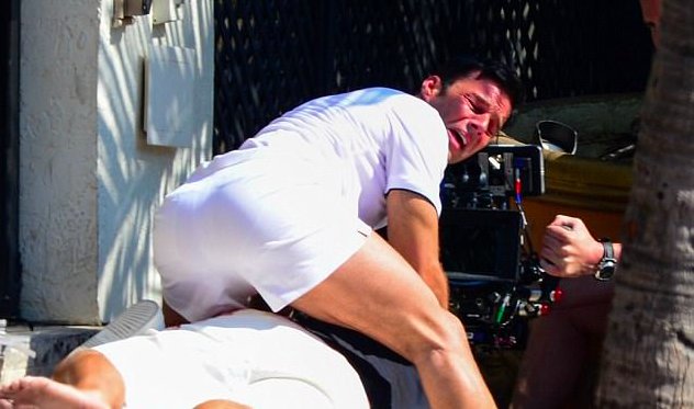 PolenGeneration's tweet photo. #OMG, #Ruuude! This picture of #RickyMartin is wrong in so many levels! 😂 #Versace #LOL #ROFL #LMAO #FunnyPicsOfTwitter https://t.co/QYjDWw3QrX
