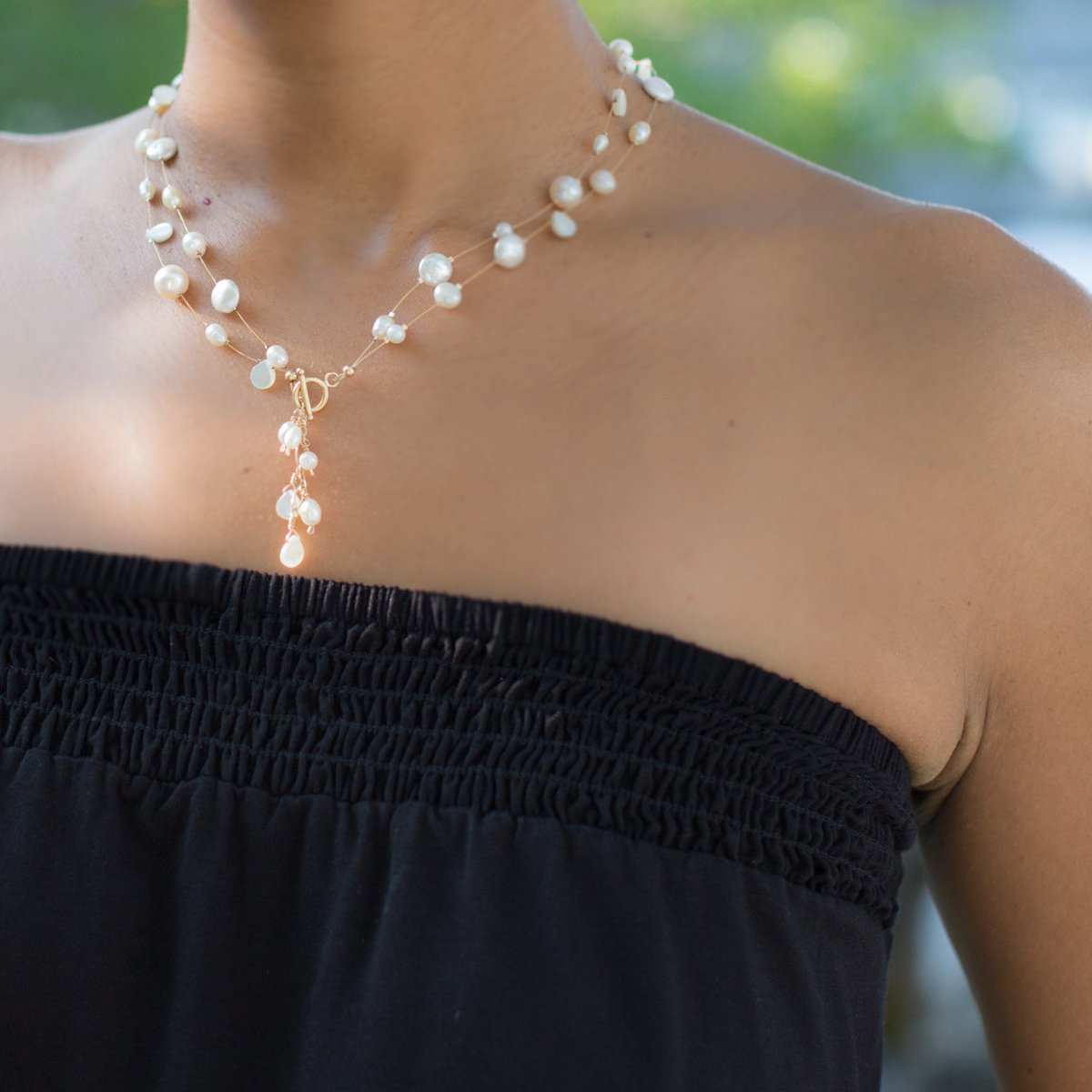 Collar Sirena de Perlas Blancas, diseñado idealmente para novias por su clásica combinación con oro laminado. ow.ly/WbDd30cSQ25