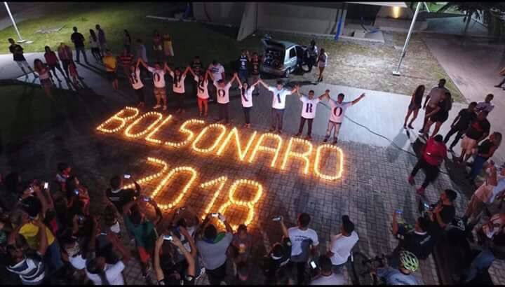 MauMeirelles's tweet photo. "Bolsonaro não tem fanático igual Lula, não" https://t.co/vl6A64VdmF