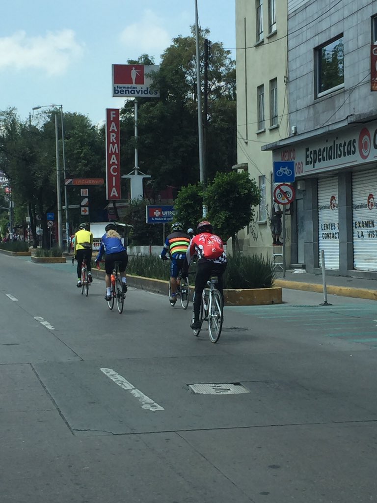 NadQueen's tweet photo. Hoy es domingo y tienen toda la ruta ciclista, por qué hacen esto en Revolución y NO en sus carriles? #nadierespeta @JesusMartinMx https://t.co/TNSSVDOY1X