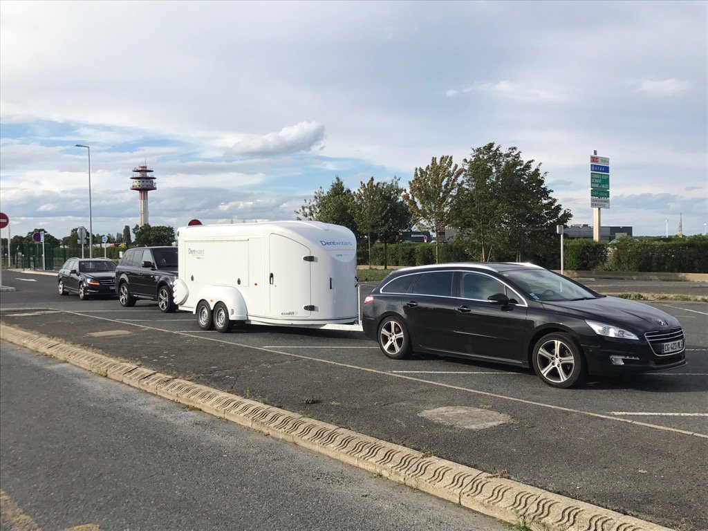 AlexandreSabet's tweet photo. Remorque, voiture pleine , direction Voiron pour ouverture d' une nouvelle plateforme grêle https://t.co/Fs3C0Sg7vy