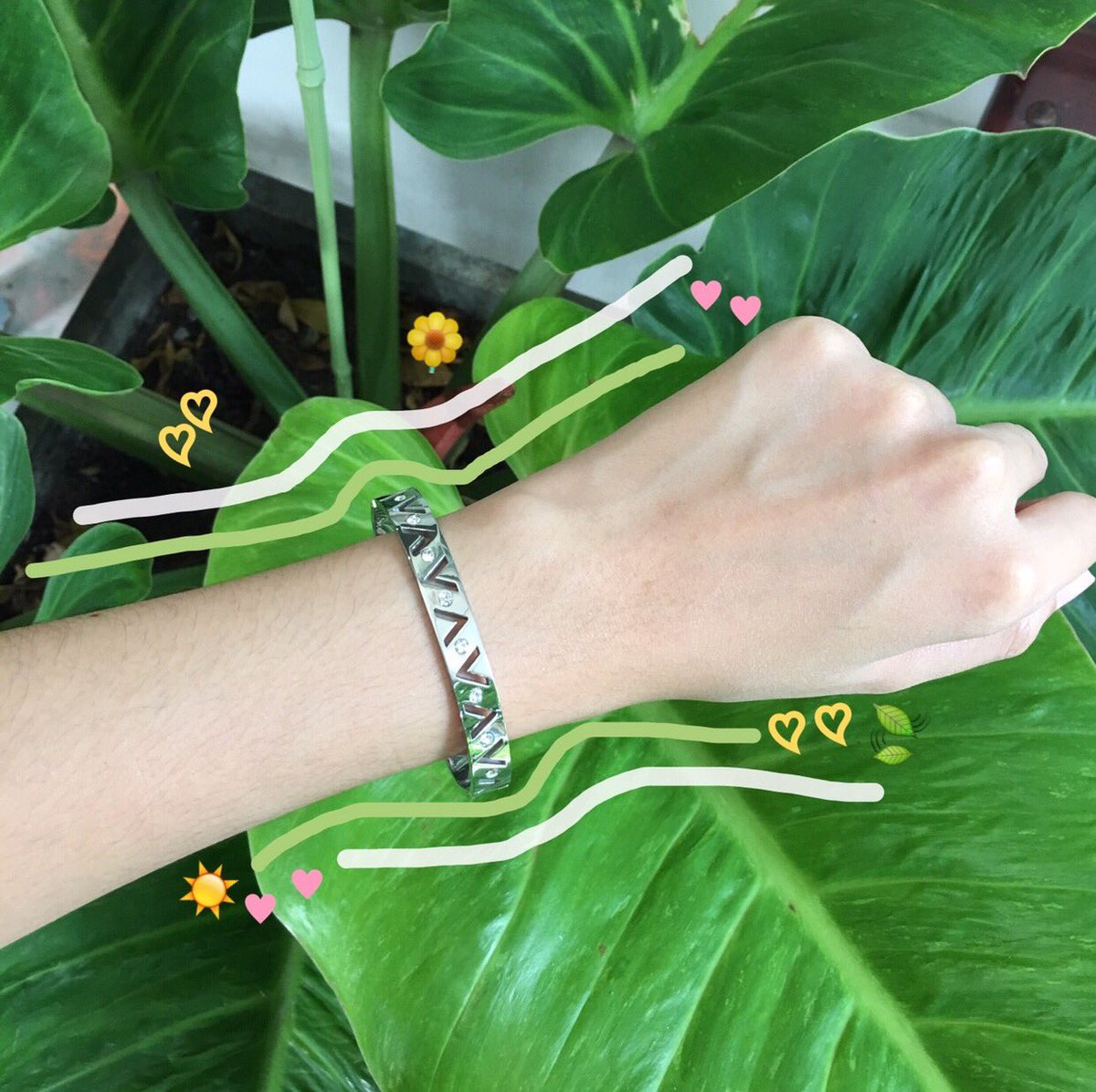 prelittlethings's tweet photo. กำไลข้อมือStainlessถูกและดี พร้อมส่ง เหลือเพียงอย่างละแบบเท่านั้น สาวๆรีบจับจองกันน้า กำไลข้อมือนี้คือSilver V with Little Crystal Bangleค่า https://t.co/DAgsvsGz31