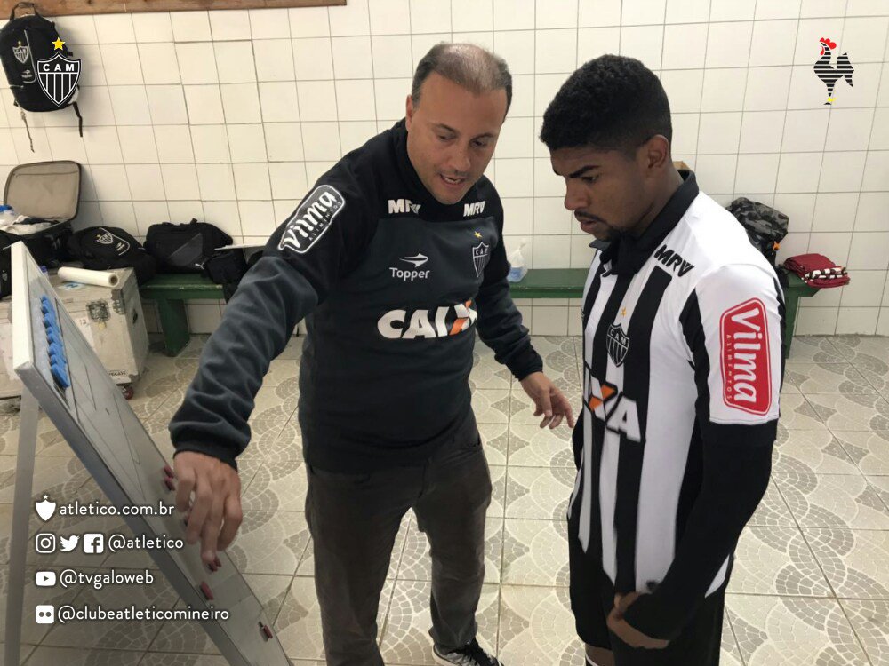 Atletico's tweet photo. Técnico @caiozanardi orienta os atletas antes do início do jogo. Vamos, #Galo! https://t.co/9cGejBMYUa