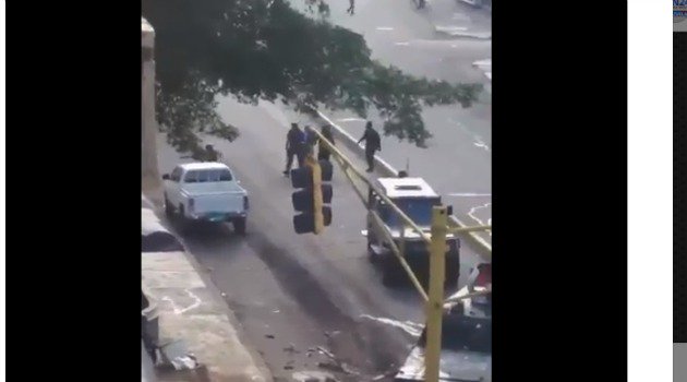 NTN24ve's tweet photo. #ALERTA Periodista @ESotilloVV de Venevisión golpeado y detenido en cobertura en El Paraíso #30Jul https://t.co/3w4M88FOBg https://t.co/idooYX6qWE