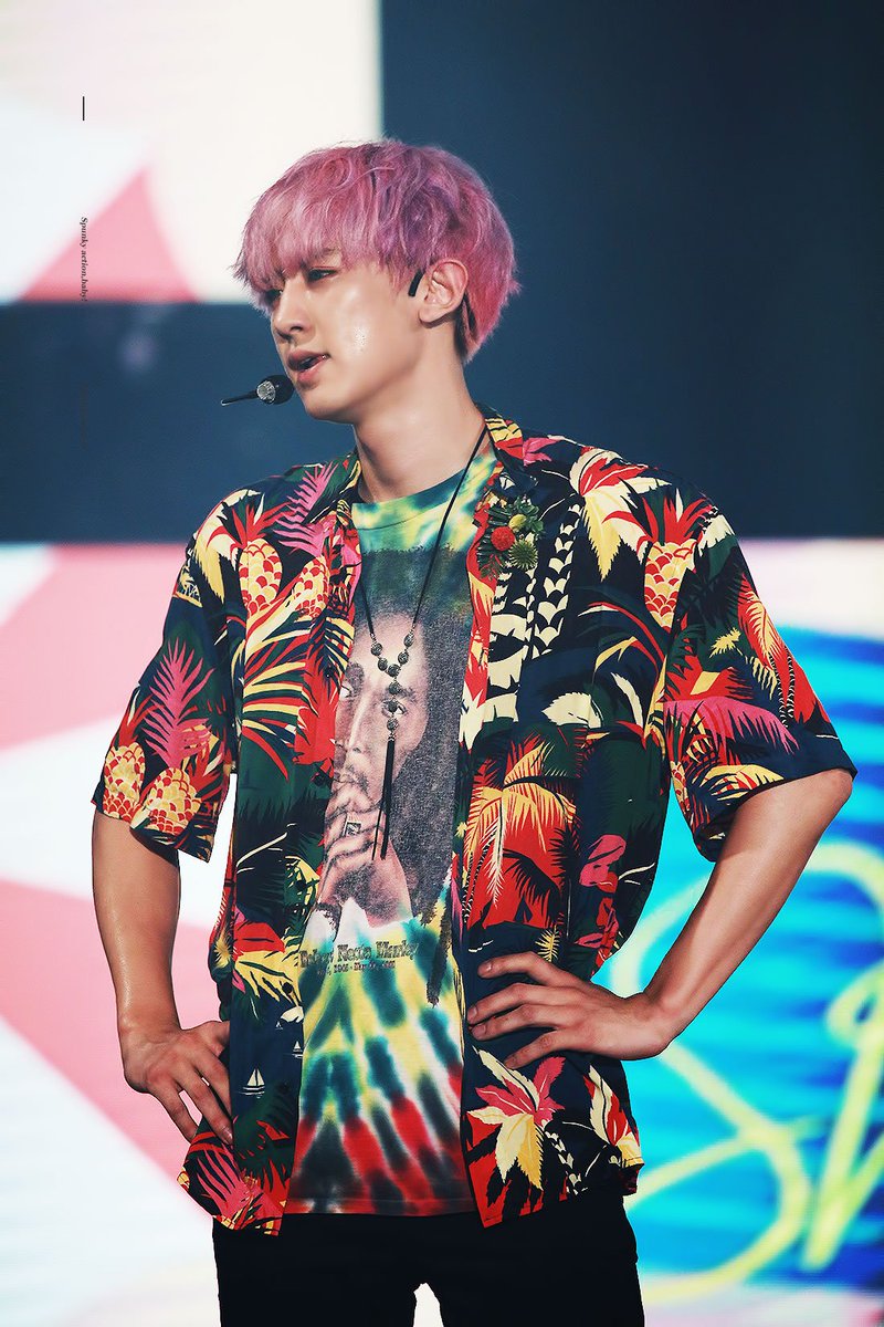 chanyeolit's tweet photo. 조명 때문에 구리빛 피부처럼 보이는 효과(아님 #EXO #KoKoBop #엑소 #CHANYEOL https://t.co/jSBBsGP34q