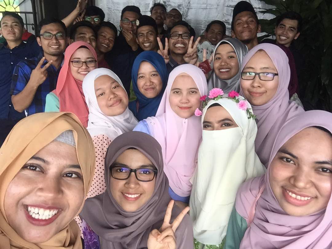 hidayatulkhoir's tweet photo. Syukur sangat dapat gather ramaiΒ² stuffians @ #stuffwedding
Datang mcm bawak rombongan cik kiah π
Grats En. @Balqini & Hikmah. ππ https://t.co/h1DRqQW1sI