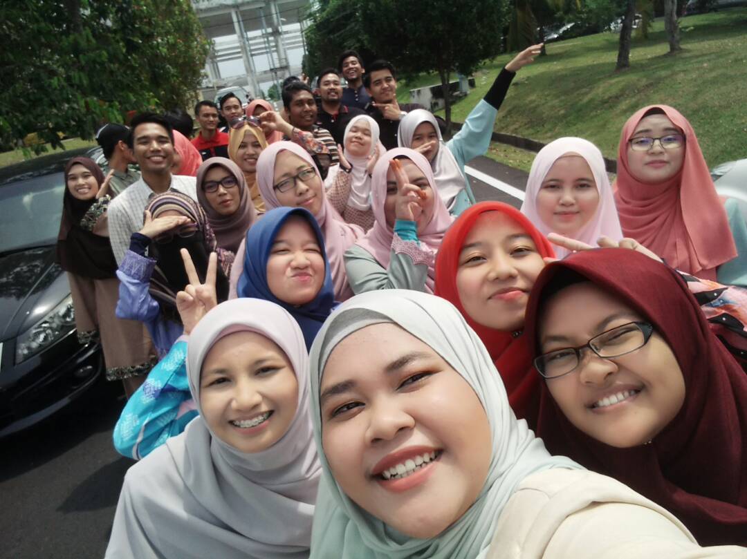hidayatulkhoir's tweet photo. Syukur sangat dapat gather ramaiΒ² stuffians @ #stuffwedding
Datang mcm bawak rombongan cik kiah π
Grats En. @Balqini & Hikmah. ππ https://t.co/h1DRqQW1sI