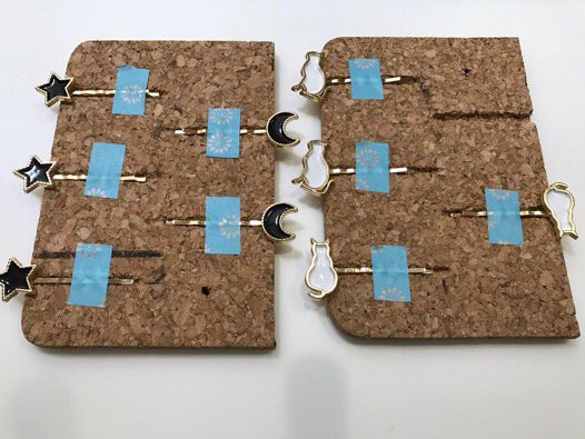 レジンbot 固定ツイ参照 Pa Twitter ミール皿付きヘアピンの作業 ダイソーの写真用のコルクボードを半分に切って彫刻刀で溝を作りセット 不安定なのでマステで固定 切る時 掘る時カスがかなり出ますが 作業中は大丈夫でした 捗ります 情報提供者様